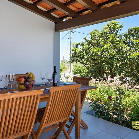 Tilli'n'joe's Nature House